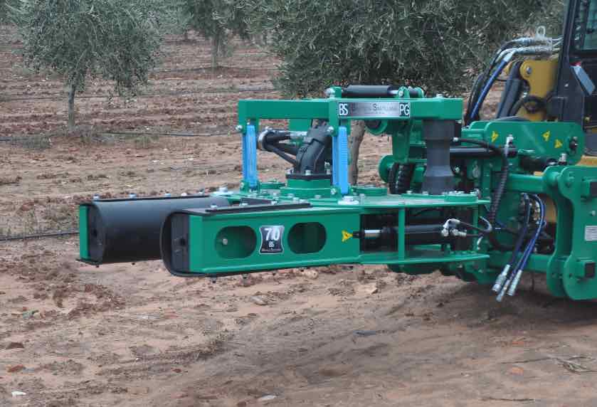Vibrator with PG-2 olive harvester with head prepared to vibrate olive tree trunks and harvest olives.
