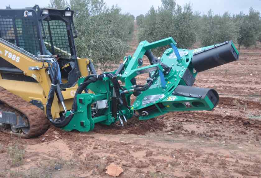 Vibrator with PG-2 olive harvester with head prepared to vibrate olive tree trunks and harvest olives.