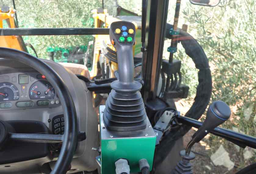 Imagem de controlo do vibrador com colhedora PG a partir do interior do tractor