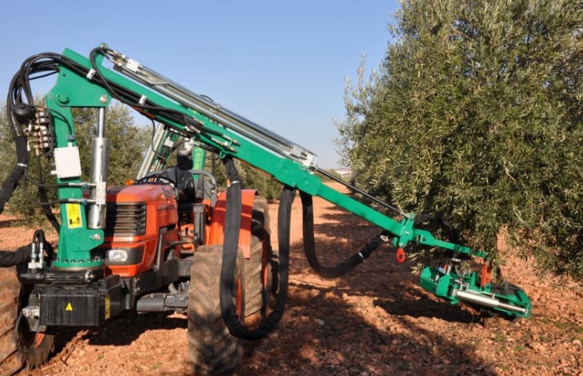 tractor with vibrator hp360 pendulum in olive grove